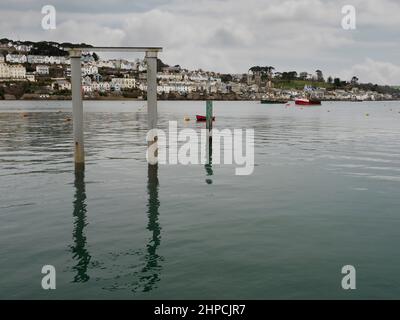 Blick über den Fluss nach Fowey von Polruan, Cornwall, Großbritannien Stockfoto