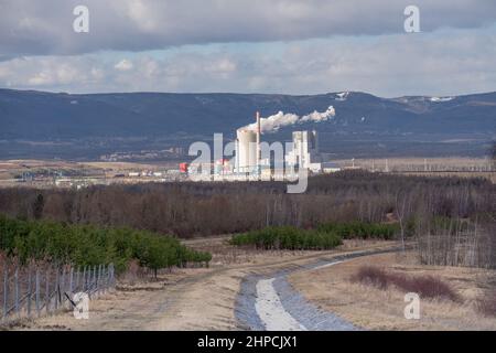 Radovesice-Deponie, rekultivierte Reste des Kohleabbaus. Ein Blick von dort in Richtung Kohlekraftwerk Ledvice und Erzgebirge. Stockfoto