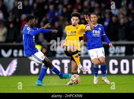 Rayan Ait-Nouri (Mitte) von Wolverhampton Wanderers kämpft während des Premier League-Spiels im Molineux Stadium in Wolverhampton mit Wilfred Ndidi (links) von Leicester City und Youri Tielemans um den Ball. Bilddatum: Sonntag, 20. Februar 2022. Stockfoto