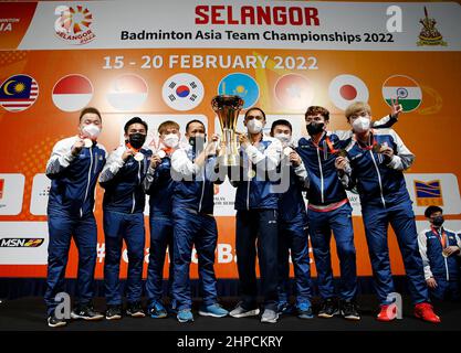 Kuala Lumpur, Malaysia. 20th. Februar 2022. Die Spieler des Teams Malaysia mit ihrer Siegertrophäe posieren für Fotos auf dem Podium bei den Badminton Asia Team Championships 2022 in Shah Alam am Stadtrand von Kuala Lumpur. (Foto von Wong Fok Loy/SOPA Images/Sipa USA) Quelle: SIPA USA/Alamy Live News Stockfoto