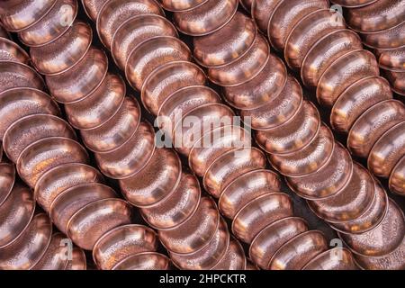 Geschnitzte Kupferplatten mit traditioneller Schnitzerei auf dem Coppersmith Bazaar von Gaziantep, Türkei Stockfoto