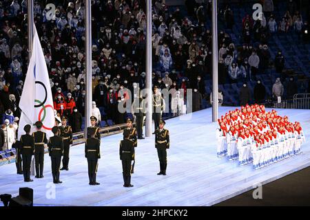 Peking, China. 20th. Februar 2022. Das am 20. Februar 2022 aufgenommene Foto zeigt die Absenkung der olympischen Flagge während der Abschlusszeremonie der Olympischen Winterspiele 24th im Nationalstadion in Peking, der Hauptstadt Chinas, am 20. Februar 2022. Quelle: Du Yu/Xinhua/Alamy Live News Stockfoto