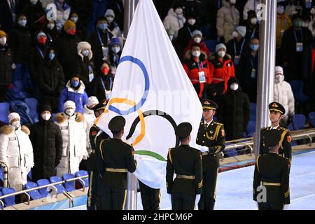 Peking, China. 20th. Februar 2022. Das am 20. Februar 2022 aufgenommene Foto zeigt die Absenkung der olympischen Flagge während der Abschlusszeremonie der Olympischen Winterspiele 24th im Nationalstadion in Peking, der Hauptstadt Chinas, am 20. Februar 2022. Quelle: Du Yu/Xinhua/Alamy Live News Stockfoto