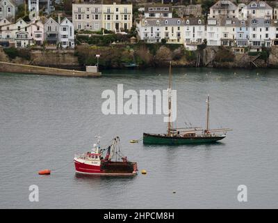 Boote auf Schaukelanlegestellen auf dem Fluss Fowey, Fowey, Cornwall, Großbritannien Stockfoto