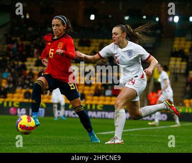 Norwich, Großbritannien. 20th. Februar 2022. NORWICH, Vereinigtes Königreich, FEBRUAR 20:L-R Aitana Bonmati (Bonmati Conca) (Barcelona) aus Spanien und Georgia Stanway (Manchester City) aus England Frauen während des Arnold Clark Cup zwischen England Women und Spanien in Carrow Road, Norwich am 20th. Februar 2022 Credit: Action Foto Sport/Alamy Live News Stockfoto