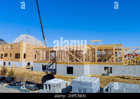 Holzdach mit Kran hält ein Dachtraversenbalken Stockfoto