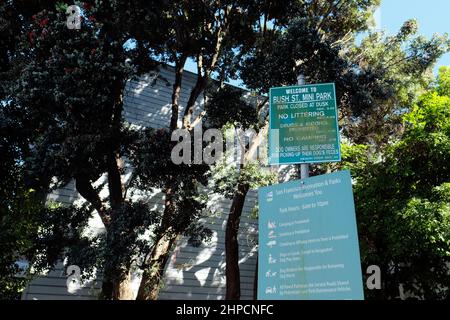 Regeln, Vorschriften unterzeichnen am Bush/Broderick Street Mini Park; San Francisco, Kalifornien öffentliche Grünfläche in der Lower Pacific Heights Nachbarschaft Stockfoto