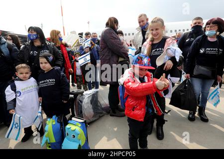 Tel Aviv, Israel. 20th. Februar 2022. Jüdische Einwanderer aus der Ukraine steigen bei ihrer Ankunft am Ben Gurion Airport in der Nähe von Tel Aviv, Israel, am 20. Februar 2022 aus einem Flugzeug aus. Quelle: Gil Cohen Magen/Xinhua/Alamy Live News Stockfoto