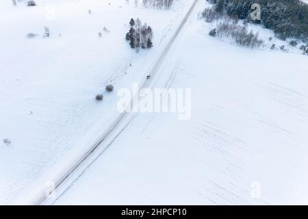Kaputtes Auto in der Mitte von Nirgendwo während der Wintersaison Stockfoto