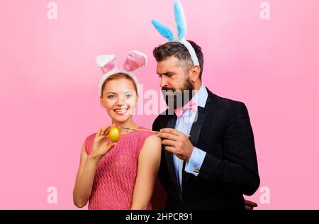 Paar malen Eier für Ostern. Hasenfamilie Feiern Sie Ostern. Frohe Feiertage. Hasenohren. Stockfoto