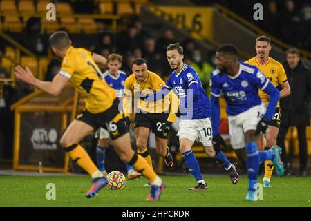 Wolverhampton, Großbritannien. 20th. Februar 2022. James Maddison #10 von Leicester City startet einen Angriffszug Credit: News Images /Alamy Live News Stockfoto