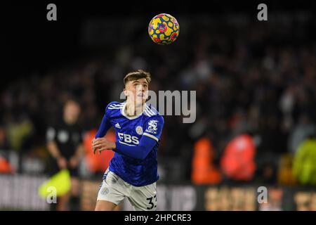 Wolverhampton, Großbritannien. 20th. Februar 2022. Luke Thomas #33 von Leicester City will den Ball kontrollieren Credit: News Images /Alamy Live News Stockfoto