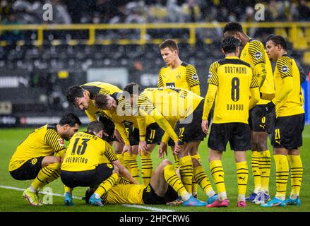 BVB Spieler kümmern sich um den letzten Giovanni Reyna (BVB) - Emre Can (BVB), Raphael Guerreiro (BVB), Mats Hummels (BVB), Marco Reus (BVB), Emre Can (BVB), Thorgan Hazard (BVB), Mahmoud Dahoud (BVB), Dan-Axel Zagadou (BVB), Donyell Malen (BVB) Borussia Dortmund - Borussia Mönchengladbach 20.02.2022, Fussball, BundesligaSaison 2021 2022 Foto: Moritz Müller Copyright (nur für journalistische Zwecke) by : Moritz Müller, Wilhelm-Raabe-Str.18, 40470 Düsseldorf. Tel 0211-13954918. MB.: 0176-81034275; Honorar zzgl. 7 % UmSt. + Belegexemplar; Commerzbank, Konto: 3813045, BLZ: 30040000; IBAN: DE Stockfoto