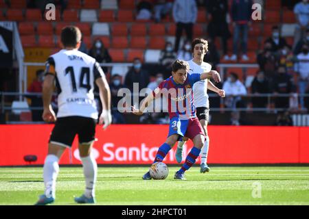 VALENCIA - 20. FEBRUAR: Gavi vom FC Barcelona übergibt den Ball während des La Liga-Spiels zwischen Valencia CF und FC Barcelona am 20. Februar 2022 im Mestalla-Stadion in Valencia, Spanien. (Foto von Sara Aribó/PxImages) Stockfoto