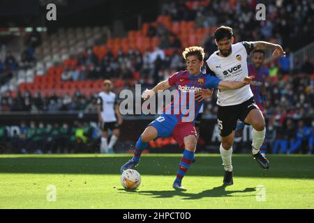 VALENCIA - FEBRUAR 20: Omar Alderete von Valencia CF kämpft während des La Liga-Spiels zwischen Valencia CF und FC Barcelona im Mestalla-Stadion am 20. Februar 2022 in Valencia, Spanien, um den Ball mit Gavi vom FC Barcelona. (Foto von Sara Aribó/PxImages) Stockfoto