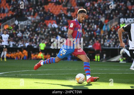 VALENCIA - FEBRUAR 20: Aubameyang vom FC Barcelona schießt während des La Liga-Spiels zwischen dem FC Valencia und dem FC Barcelona am 20. Februar 2022 im Mestalla-Stadion in Valencia, Spanien. (Foto von Sara Aribó/PxImages) Stockfoto