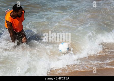 Salvador, Bahia, Brasilien - 15. August 2021: Menschen spielen Sandfußball am Strand von Farol da Barra in Salvador, Bahia, Brasilien. Stockfoto