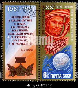 MOSKAU, RUSSLAND - 4. NOVEMBER 2021: Die in der Sowjetunion gedruckte Briefmarke zeigt den Tag der Kosmonauten, 1981 - Juri Gagarin, 20th. Jahrestag der ersten bemannten Marke Stockfoto