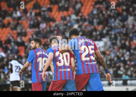 VALENCIA - 20. FEBRUAR: Aubameyang vom FC Barcelona feiert sein zweites Tor während des La Liga-Spiels zwischen Valencia CF und FC Barcelona am 20. Februar 2022 im Mestalla-Stadion in Valencia, Spanien. (Foto von Sara Aribó/PxImages) Stockfoto