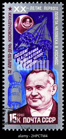 MOSKAU, RUSSLAND - 4. NOVEMBER 2021: Die in der Sowjetunion gedruckte Briefmarke zeigt den Tag der Kosmonauten, 1981 - Sergei Korolev, 20th. Jahrestag des Ersten Manns Stockfoto