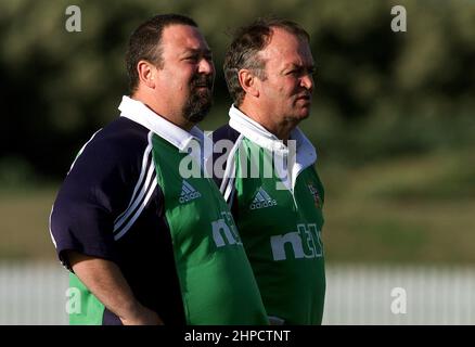 Datei-Foto vom 19-06-2001 von Steve Black und Graham Henry, dem britischen Fitnessberater von Lions, während der Trainingseinheit in Brisbane. Nach dem Tod des bekannten Trainers im Alter von 64 Jahren wurden Steve Black von mehreren ehemaligen englischen Rugby-Union- und Fußballinternationalern mit Ehrungen gewürdigt. Black war zweimal im Trainerteam der Newcastle Falcons tätig und übernahm Rollen mit Größen wie Wales, den britischen und irischen Lions, Newcastle United und Sunderland. Ausgabedatum: Sonntag, 20. Februar 2022. Stockfoto