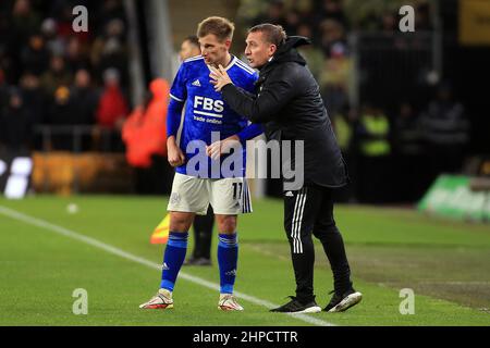 Leicester City Manager Brendan Rodgers (R) gibt während des Spiels Anweisungen an Marc Albrighton von Leicester City (L). Premier League Spiel, Wolverhampton Wanderers gegen Leicester City im Molineux Stadium in Wolverhampton, England am Sonntag, 20th. Februar 2022. Dieses Bild darf nur für redaktionelle Zwecke verwendet werden. Nur zur redaktionellen Verwendung, Lizenz für kommerzielle Nutzung erforderlich. Keine Verwendung bei Wetten, Spielen oder Veröffentlichungen in einem Club/einer Liga/einem Spieler. Bild von Steffan Bowen/Andrew Orchard Sports Photography/Alamy Live News Stockfoto