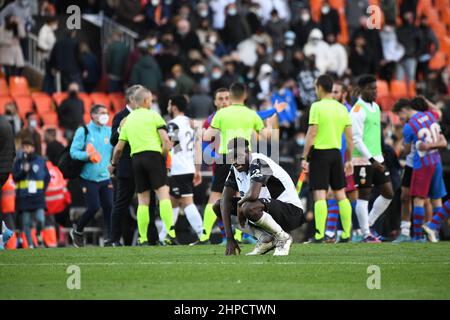 VALENCIA - FEBRUAR 20: Diakhaby von Valencia CF reagiert nach dem La Liga-Spiel zwischen Valencia CF und FC Barcelona am 20. Februar 2022 im Mestalla-Stadion in Valencia, Spanien. (Foto von Sara Aribó/PxImages) Stockfoto