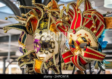 Mardi Gras Masken zum Verkauf auf dem französischen Markt in New Orleans. Stockfoto