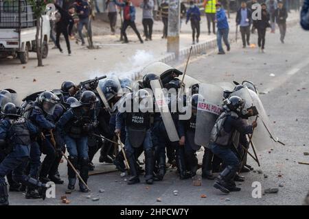 Kathmandu, Nepal, Nepal. 16th. Februar 2022. Während eines Protestes in Kathmandu werfen Demonstranten Steine und Steine auf die Bereitschaftspolizei.verschiedene politische Parteien treffen sich mit Jugendflügeln vor dem Bundestag mit der nepalesischen Polizei, um gegen einen Zuschuss in Höhe von 500 Millionen US-Dollar zu protestieren, der als Millennium Challenge Corporation (MCC) Pakt bekannt ist. Das Abkommen, das 2017 unterzeichnet wurde, muss noch vom parlament ratifiziert werden, das dies bis Ende Februar 2022 tun muss. Die Demonstranten sagen, dass das Abkommen Nepals Souveränität untergräbt und den USA zu viel Einfluss überlässt. (Bild: © Prabin Ranabhat/SOPA Images via ZUMA Press Wire) Stockfoto