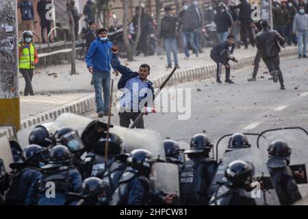 Kathmandu, Nepal, Nepal. 16th. Februar 2022. Während eines Protestes in Kathmandu schleudern Demonstranten Steine und Steine auf die Bereitschaftspolizei.verschiedene politische Parteien treffen sich mit Jugendflügeln vor dem Bundestag mit der nepalesischen Polizei, um gegen einen Zuschuss in Höhe von 500 Millionen US-Dollar zu protestieren, der als Millennium Challenge Corporation (MCC) Pakt bekannt ist. Das Abkommen, das 2017 unterzeichnet wurde, muss noch vom parlament ratifiziert werden, das dies bis Ende Februar 2022 tun muss. Die Demonstranten sagen, dass das Abkommen Nepals Souveränität untergräbt und den USA zu viel Einfluss überlässt. (Bild: © Prabin Ranabhat/SOPA Images via ZUMA Press Wire) Stockfoto