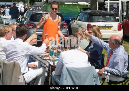 Genießen Sie ein Glas Champangne während der Mittagspause in der Henley Royal Regatta, Teil der geselligen Saison, Henley-on-Thames, Berkshire, England, Großbritannien Stockfoto