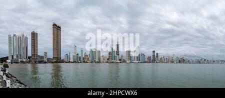 Schönes Stadtbild mit neu gebauten Wolkenkratzern Meer und bewölktem Himmel Stockfoto