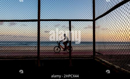 Menschen, die am Strand von Paciencia in Rio Vermelho in Salvador, Brasilien, entlang gehen. Stockfoto