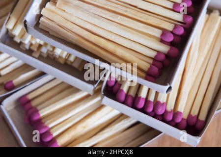 Mehrere Boxen gefüllt mit Streichhölzern, eine Nahaufnahme. Streichholzschachteln. Stockfoto