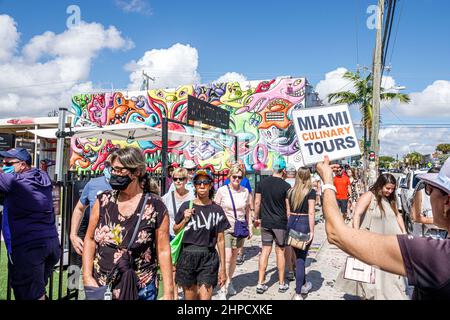Miami Florida Wynwood Art District Walls Eingang Besucher kulinarische Touren Guide hält Schild Kunst Kunstwerk Stockfoto