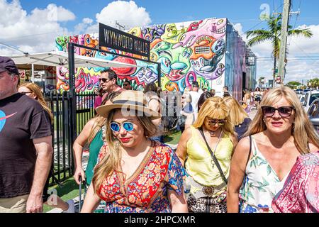 Miami Florida Wynwood Art District Walls Eingang Besucher Frauen Kunstwerke Stockfoto