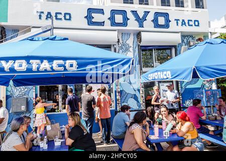 Miami Florida Wynwood Art District Coyo Taco Mexican Street Food Restaurant Tische Regenschirme im Freien draußen Stockfoto