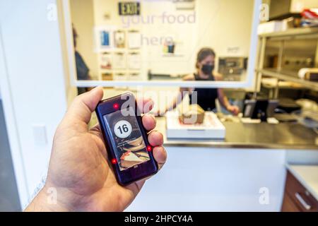 Miami Florida Phillip und Patricia Frost Museum of Science Restaurant Pager Paging-Alarm-Gerät Wireless Holding order ready Stockfoto