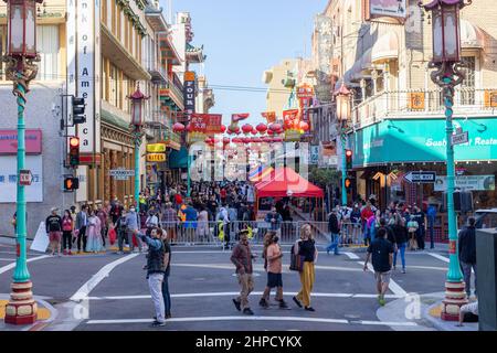 San Francisco, Kalifornien, USA. 19th. Februar 2022. Auf der Grant Street in China Town während des chinesischen Neujahrsfestes in San Francisco. 2022 ist das Jahr des Tigers. Quelle: Tim Fleming/Alamy Live News Stockfoto