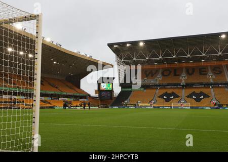 WOLVERHAMPTON, GROSSBRITANNIEN. FEBRUAR 19TH. Gesamtansicht des Stadions vor dem Premier League-Spiel zwischen Wolverhampton Wanderers und Leicester City in Molineux, Wolverhampton am Sonntag, 20th. Februar 2022. (Kredit: James Holyoak | MI News ) Kredit: MI Nachrichten & Sport /Alamy Live News Stockfoto