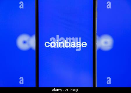 Ukraine, Odessa - Oktober, 9 2021: Coinbase mobile App läuft auf dem Smartphone-Bildschirm mit Coinbase Logo im Hintergrund. Coinbase - amerikanische Kryptowährung Stockfoto