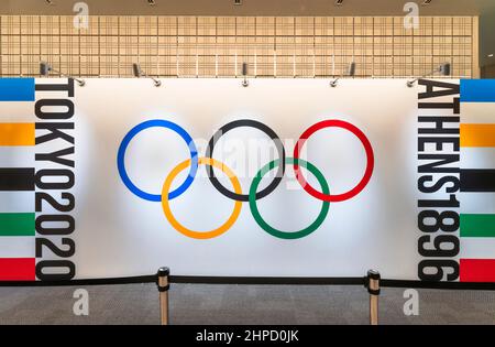 tokio, japan - 10 2021. august: Tapete mit den offiziellen fünf olympischen Ringen mit den Worten Athen 1896 und tokio 2020, ausgestellt auf der olympischen Agora ex Stockfoto