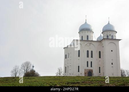 St. Georgs-Kathedrale des St. Georgs-Klosters an der Quelle des Volkhov-Flusses, am Ufer des Ilmensees. Weliki Nowgorod, Russland Stockfoto