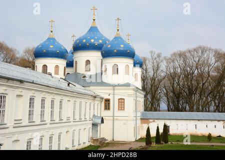 St. Georgs-Kathedrale des St. Georgs-Klosters an der Quelle des Volkhov-Flusses, am Ufer des Ilmensees. Weliki Nowgorod, Russland Stockfoto