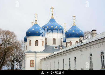 St. Georgs-Kathedrale des St. Georgs-Klosters an der Quelle des Volkhov-Flusses, am Ufer des Ilmensees. Weliki Nowgorod, Russland Stockfoto