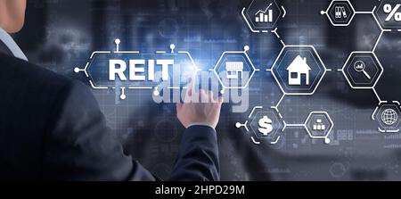 REIT. Immobilieninvestition Vertrauen. Finanzmarkt. Drücken Sie die Taste auf dem Bildschirm von Hand. Stockfoto