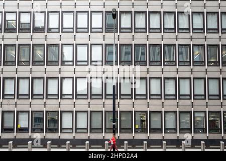 Uferentwicklung an der Themse. Bilder von der Vauxhall Bridge an einem sehr feuchten und nebligen Morgen. Stockfoto