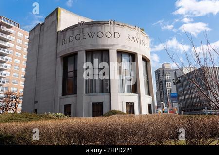 Ridgewood Savings Bank-Filiale in Forest Hills, Queens, an der Ecke Queens Blvd. Und 70th Rd. In New York Stockfoto