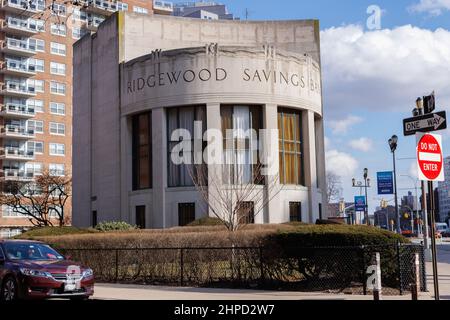 Ridgewood Savings Bank-Filiale in Forest Hills, Queens, an der Ecke Queens Blvd. Und 70th Rd. In New York Stockfoto