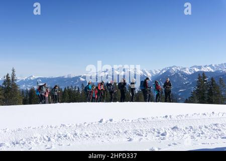 FILZMOOS, ROSSBRAND MT., ALPEN, ÖSTERREICH, Februar 2022: Herrliche Winterzeit in den Bergen, Schneeschuhwandern. Eine Gruppe von Wanderern erkundet die Berge. Stockfoto